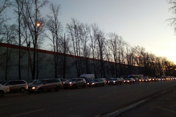 Улица Петухова встала в пробку Улица Петухова встала в пробку