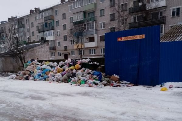 Котлашанам есть чему возмущаться. Это фото сделано 5 января — проблемы с вывозом мусора возникли с самого начала года Котлашанам есть чему возмущаться. Это фото сделано 5 января — проблемы с вывозом мусора возникли с самого начала года