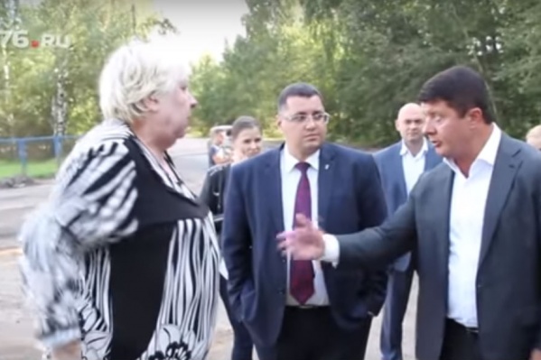 Напористая женщина накричала на главу города Напористая женщина накричала на главу города