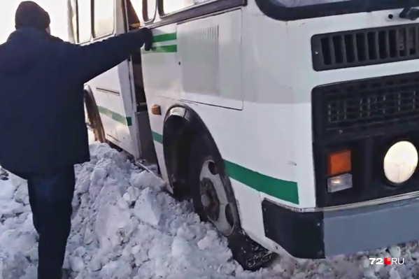 Самостоятельно выбраться из снежного плена водитель автобуса не смог. Понадобилась помощь, ждать которую пришлось больше часа Самостоятельно выбраться из снежного плена водитель автобуса не смог. Понадобилась помощь, ждать которую пришлось больше часа