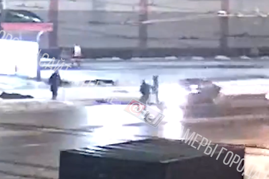 Людей расшвыряло в стороны: в Рыбинске автомобиль на полной скорости сбил пешеходов. Видео