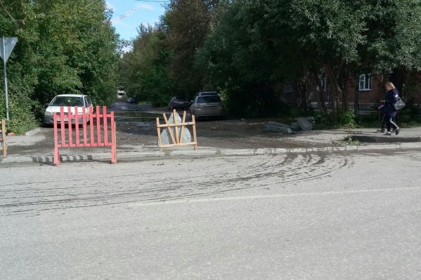 Бордюр перекрыл въезд на территорию Военного городка Бордюр перекрыл въезд на территорию Военного городка