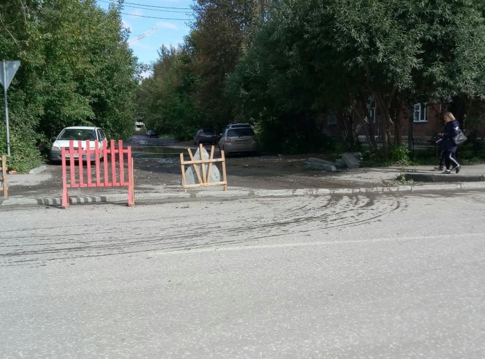 Бордюр перекрыл въезд на территорию Военного городка Бордюр перекрыл въезд на территорию Военного городка