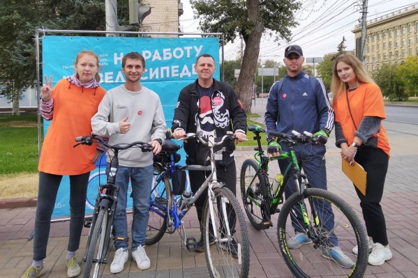 Волгоградцев на велосипедах встречали в четырех точках города Волгоградцев на велосипедах встречали в четырех точках города