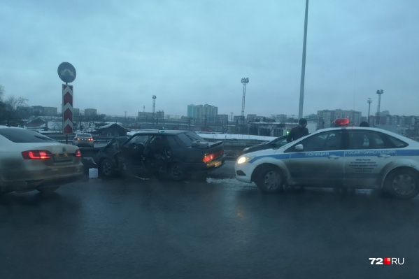 Водитель попал в больницу после столкновения на путепроводе Водитель попал в больницу после столкновения на путепроводе