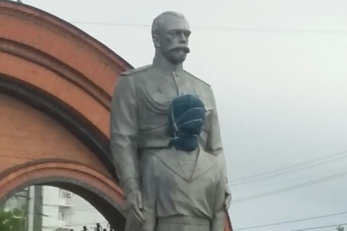 Памятник Николаю II и цесаревичу Алексею утром 1 августа Памятник Николаю II и цесаревичу Алексею утром 1 августа