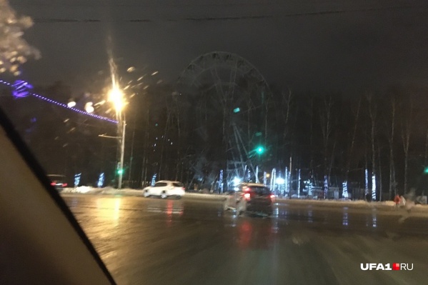 Теперь на месте яркого аттракциона — депрессивная монументальная конструкция Теперь на месте яркого аттракциона — депрессивная монументальная конструкция