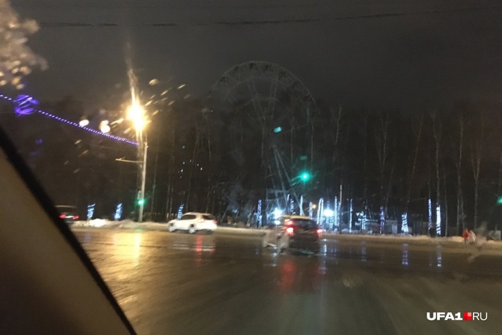 Теперь на месте яркого аттракциона — депрессивная монументальная конструкция Теперь на месте яркого аттракциона — депрессивная монументальная конструкция