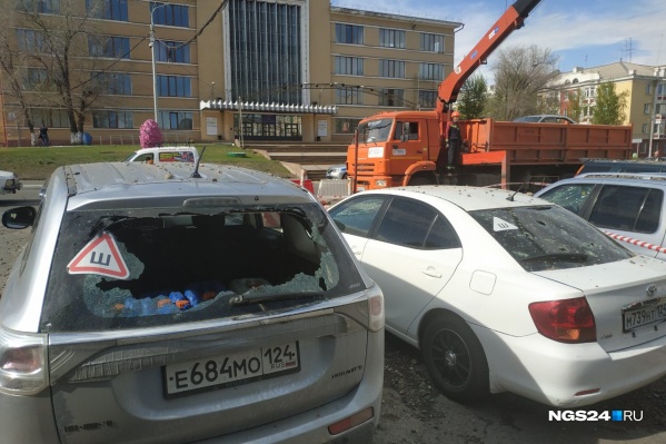 Оказались повреждены 7 машин Оказались повреждены 7 машин