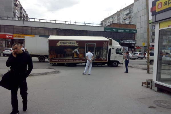 Грузовик колёсами застрял в асфальте Грузовик колёсами застрял в асфальте