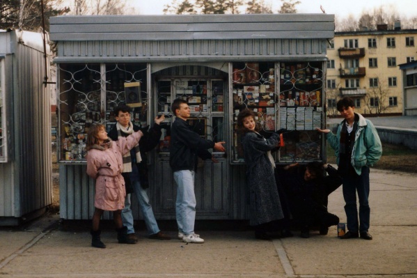 Ларёк — типичная точка розничной торговли конца 1990-х — начала 2000-х годов Ларёк — типичная точка розничной торговли конца 1990-х — начала 2000-х годов