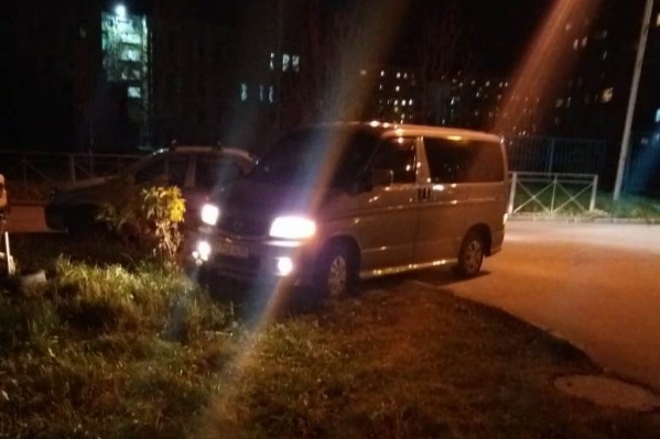 Соседей возмутила неправильно припаркованная машина Соседей возмутила неправильно припаркованная машина 