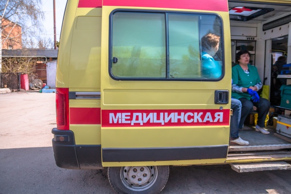 Сотрудники скорой помощи направили пострадавшего в больницу Сотрудники скорой помощи направили пострадавшего в больницу