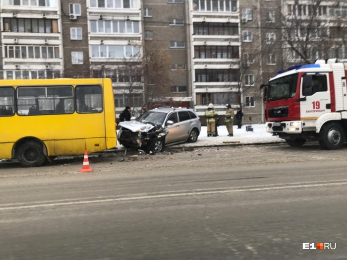 Водитель Lifan на скорости врезался в маршрутку и снёс дорожный знак Водитель Lifan на скорости врезался в маршрутку и снёс дорожный знак