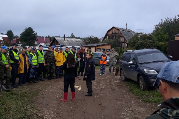 Перед поисками волонтеры проходят инструктаж Перед поисками волонтеры проходят инструктаж