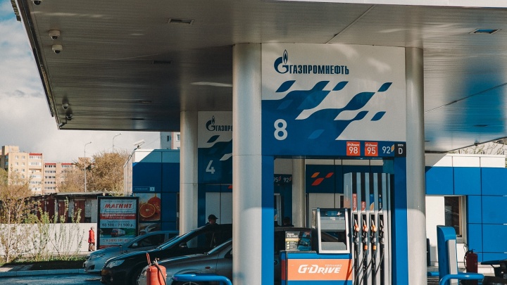 Цены заморозили, но бензин дорожает: тюменские АЗС вводят сервисные сборы и убирают скидки