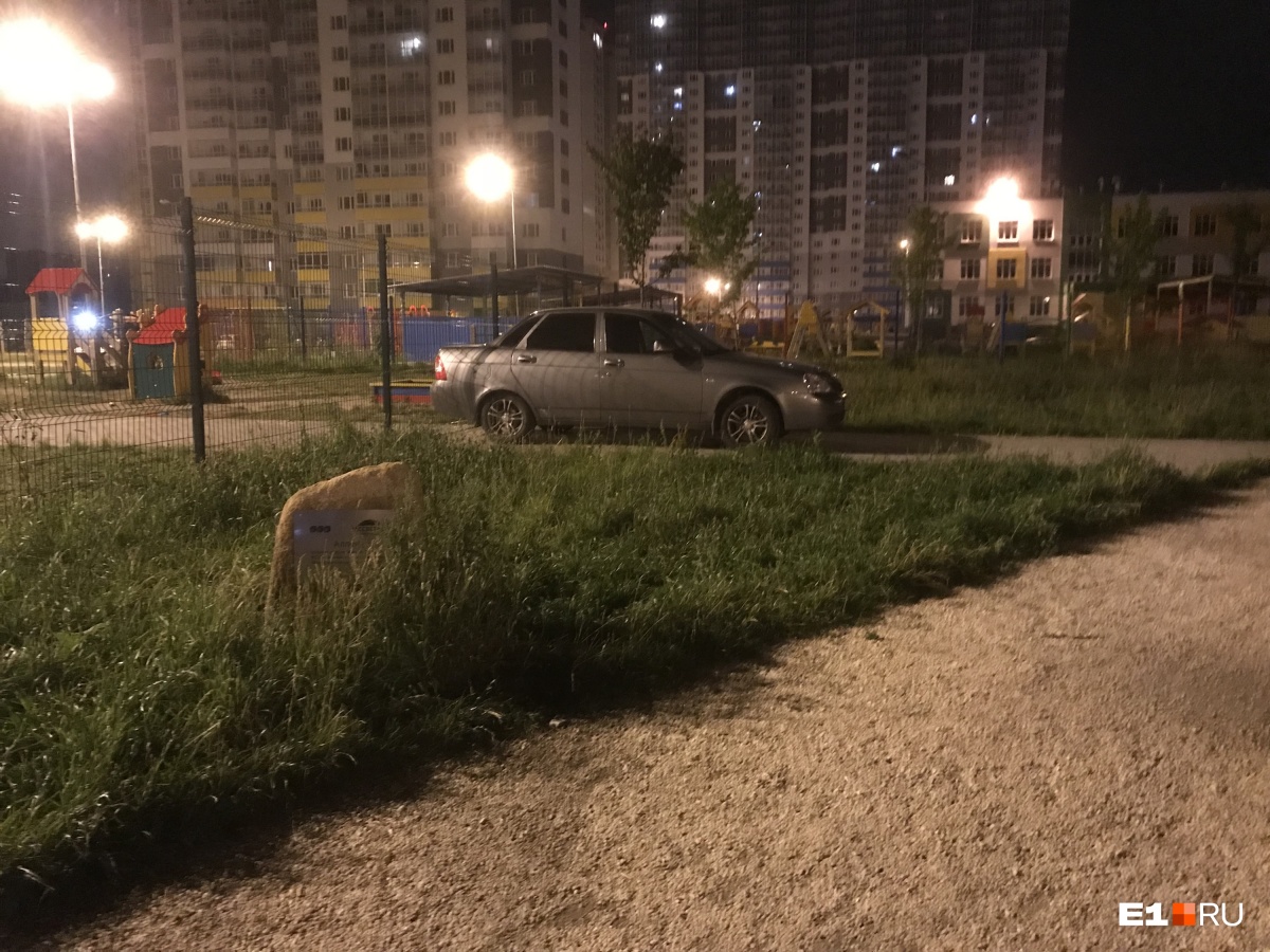 «Я паркуюсь как...»: инвалид на арендованном авто, недовольный автохам на газоне и торопыга на ВАЗе