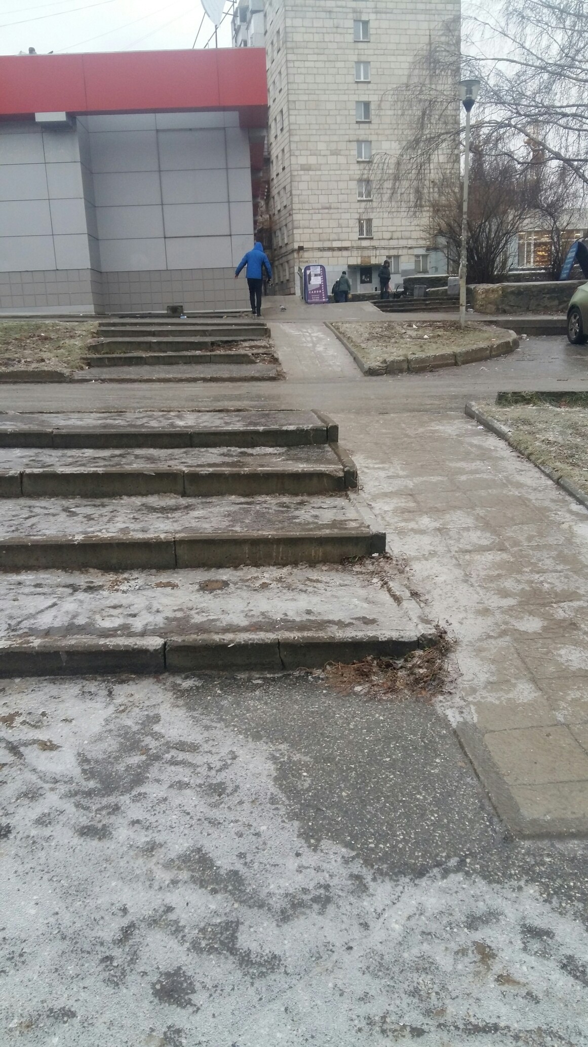 На лестнице тоже скользко На лестнице тоже скользко