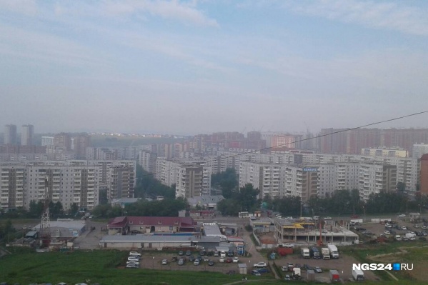 Вид на Красноярск 7 июня. Смог в утренние часы затянул город Вид на Красноярск 7 июня. Смог в утренние часы затянул город