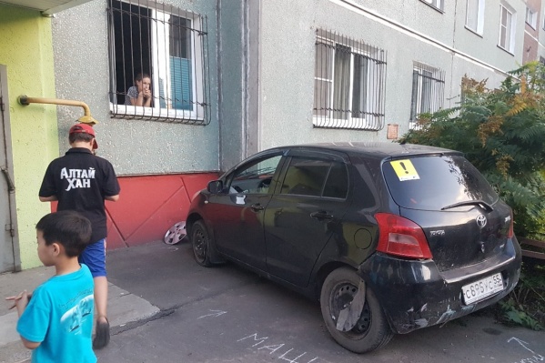 Жильцы дома, которые сбежались к месту ДТП, сами остановили водителя — тот порывался сесть за руль и уехать Жильцы дома, которые сбежались к месту ДТП, сами остановили водителя — тот порывался сесть за руль и уехать
