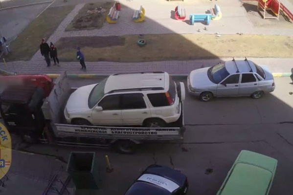 Парень просто приехал во двор посреди дня и увез машину Парень просто приехал во двор посреди дня и увез машину