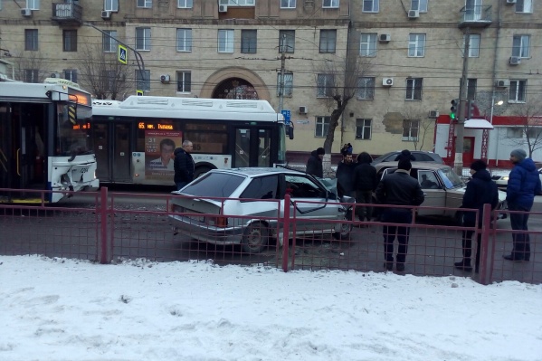 Авария парализовала движение по Первой Продольной Авария парализовала движение по Первой Продольной 
