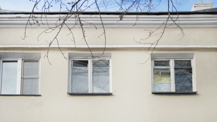 В школе Лебяжьевского района заменят старые окна на новые