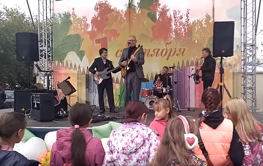 Последняя капля: в челябинском посёлке на концерте 1 сентября детям сбацали «Рюмку водки на столе»