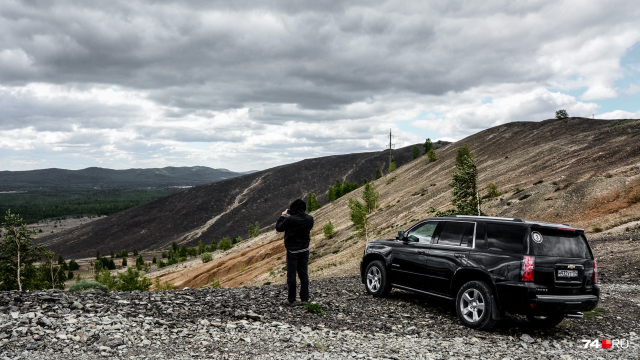 На Tahoe мы забрались на Поклонную гору в Карабаше, забыв включить полный привод. А зачем? Достаточно лишь взять хороший разгон перед склоном, а все неровности отразит подвеска На Tahoe мы забрались на Поклонную гору в Карабаше, забыв включить полный привод. А зачем? Достаточно лишь взять хороший разгон перед склоном, а все неровности отразит подвеска