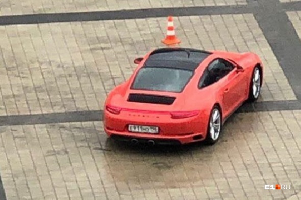 Красный Porsche выполняет различные маневры Красный Porsche выполняет различные маневры