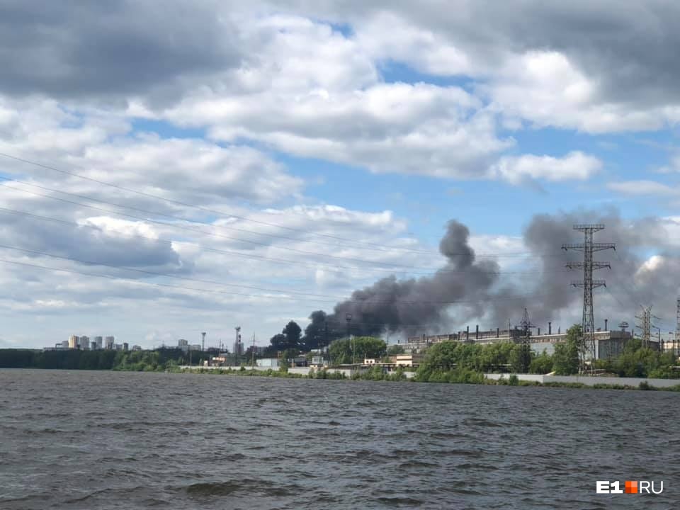 Обвалилась крыша, были слышны взрывы: всё о крупном пожаре в промзоне в Заречном