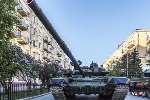 Улицу Мира закрыли ради танков Улицу Мира закрыли ради танков