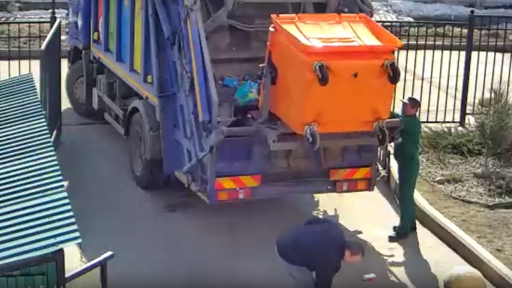 Сотрудников, сваливших отходы из бака для раздельного мусора в общую машину, наказали