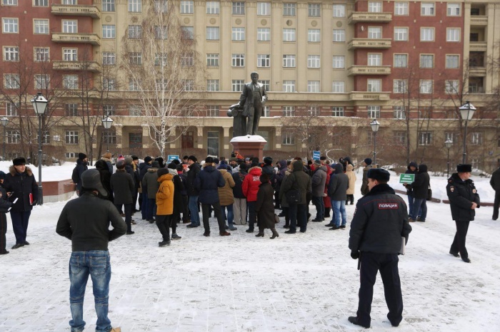 На митинг пришли около 60 новосибирцев — за порядком следит полиция На митинг пришли около 60 новосибирцев — за порядком следит полиция