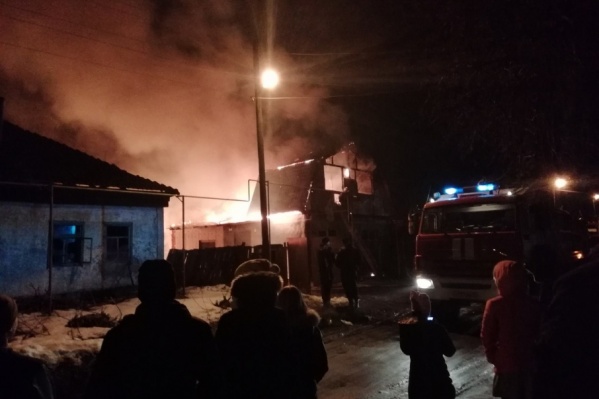 Потушить огонь удалось в 22:50 Потушить огонь удалось в 22:50