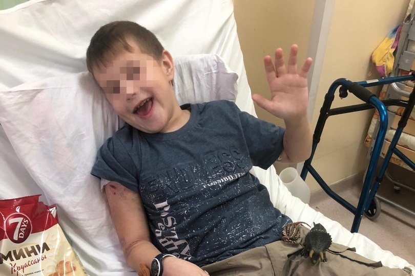 9-летний Егор Вотинов, чудом выживший после нападения собак, начал ходить
