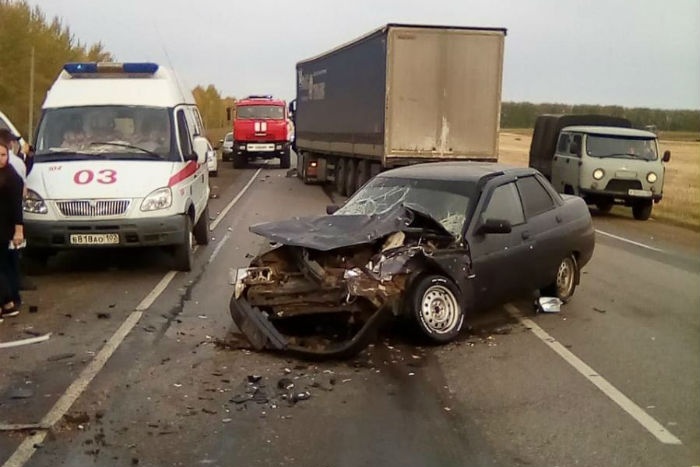 От автомобиля осталась груда металла От автомобиля осталась груда металла