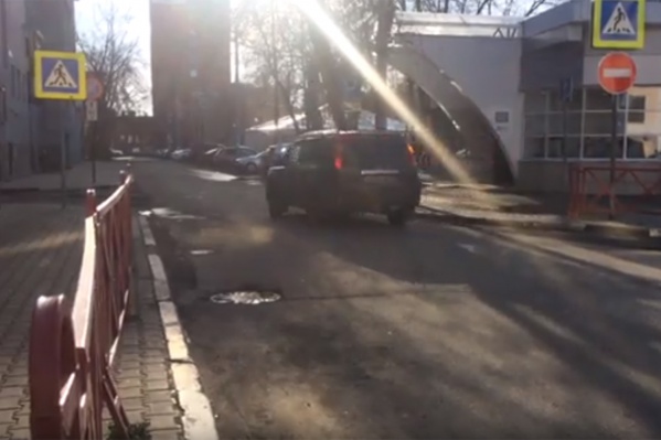 Часто проезжающие по этой дороге водители не замечают знаков Часто проезжающие по этой дороге водители не замечают знаков