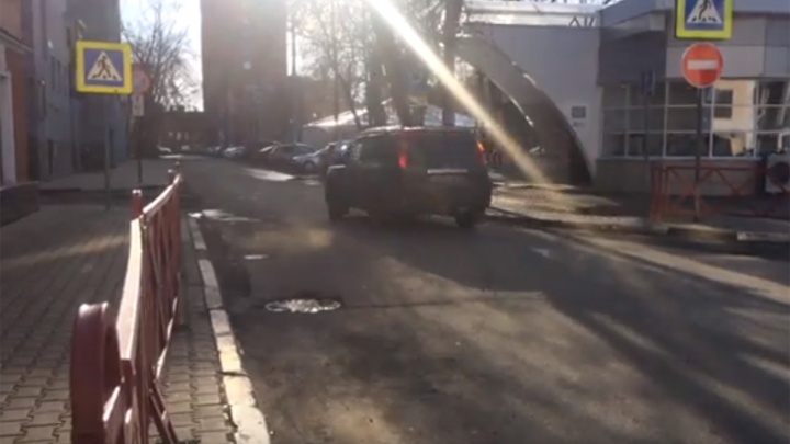 «Катаются, будто знака нет»: в центре Ярославля улицы сделали односторонними