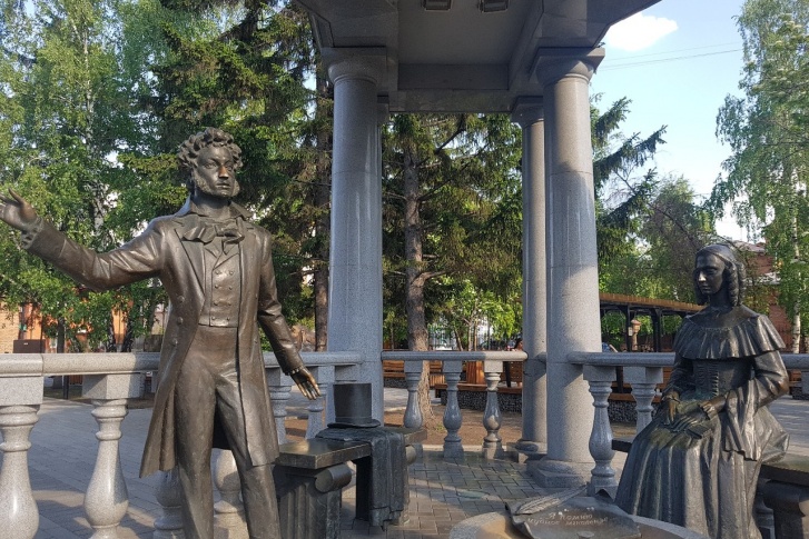 Памятник Пушкину на «стакане»