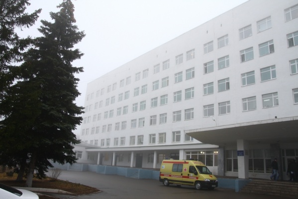 Малыша навещает родственница, которой дали доступ в реанимацию Малыша навещает родственница, которой дали доступ в реанимацию