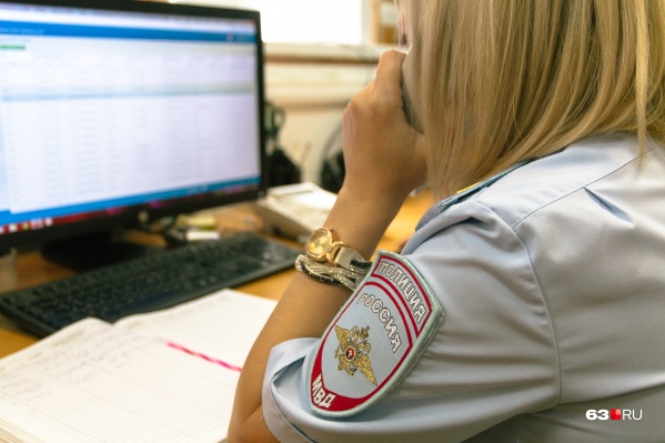 Сотрудники полиции обзвонили друзей и одноклассников девочки Сотрудники полиции обзвонили друзей и одноклассников девочки