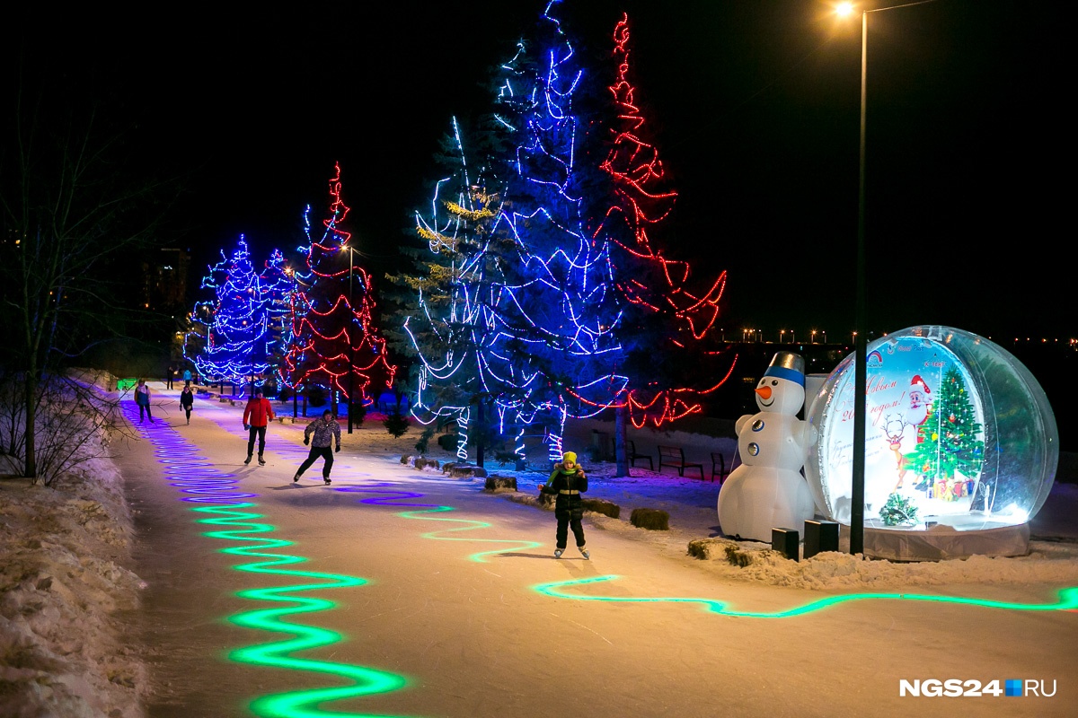 10 тысяч новый год. Сказочный каток, Красноярск. Новогодний городок Красноярск. Каток огоньки. В Красноярске новогодние елки, катки.