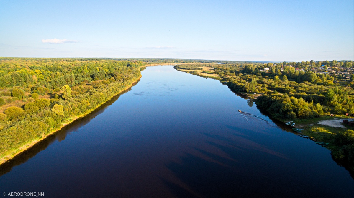 Глубокое синее сентябрьское небо отражается в гладкой воде