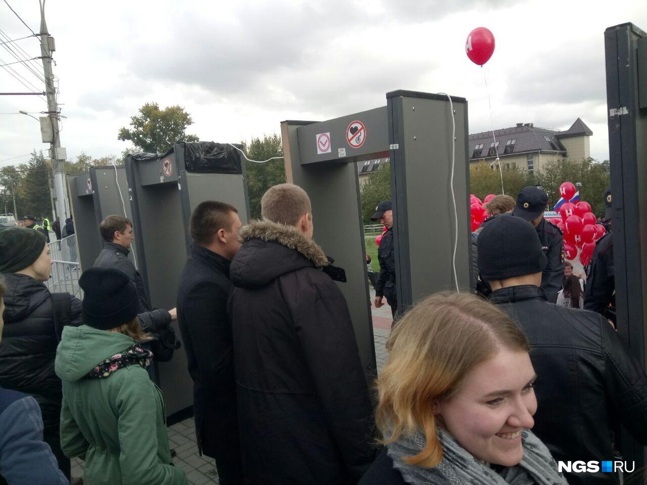 На набережной Оби уже около 200 сторонников Алексея Навального. Фото Кирилла Шматкова