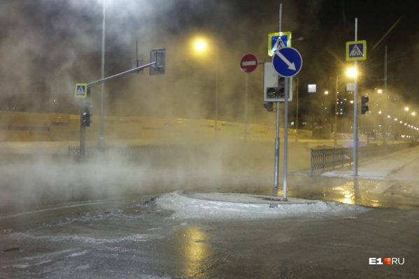 Вода затопила перекрёсток Вода затопила перекрёсток