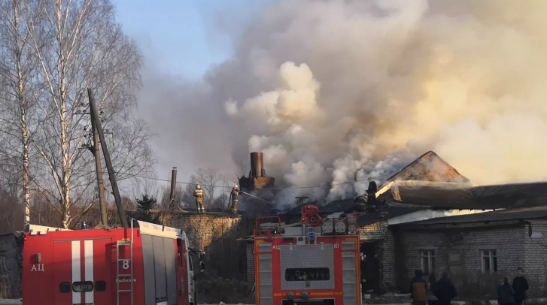 Тушили больше трёх часов: в Рыбинске сгорело здание