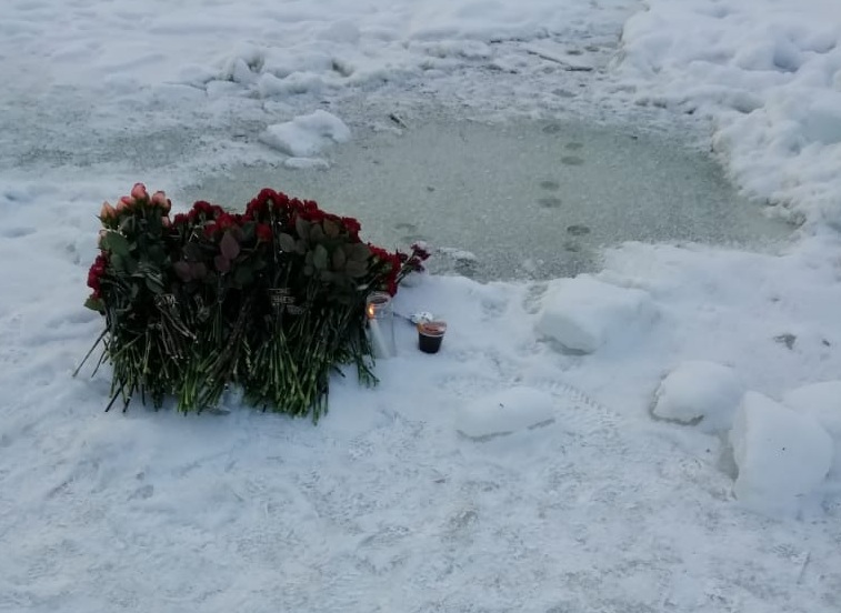 На места трагедии — живые цветы и свечи
