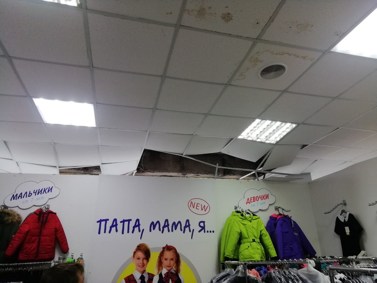 Так выглядит магазин изнутри после взрывов Так выглядит магазин изнутри после взрывов