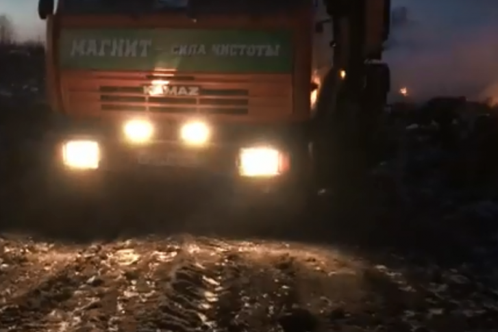 В соцсетях появилось видео, на котором грузовик «Магнита» вываливает мусор на горящей свалке